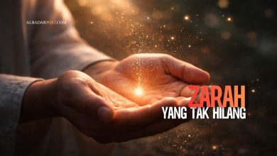 Ilustrasi zarah debu dengan cahaya timbangan amal QS Az-Zalzalah ayat 7-8 tentang balasan setiap perbuatan manusia.