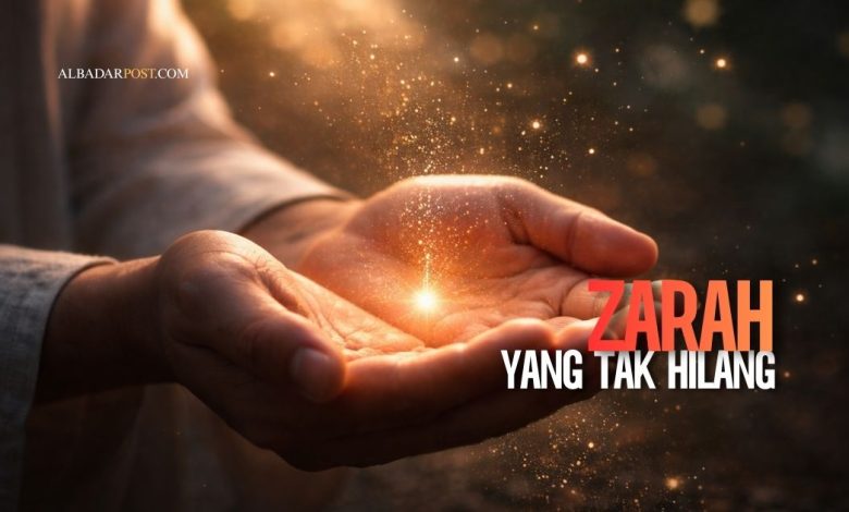 Ilustrasi zarah debu dengan cahaya timbangan amal QS Az-Zalzalah ayat 7-8 tentang balasan setiap perbuatan manusia.