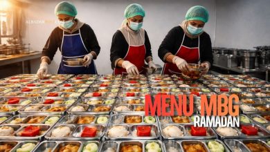 Siswa sekolah menerima menu Makan Bergizi Gratis selama Ramadan dengan perbedaan menu untuk siswa Muslim dan non-Muslim
