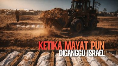 Alat berat militer Israel menggali area pemakaman warga Palestina di Gaza saat operasi militer berlangsung.