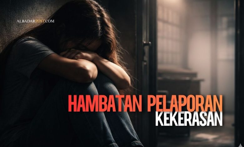 Korban kekerasan seksual duduk termenung di ruang gelap, menggambarkan ketakutan dan hambatan melapor ke aparat hukum.