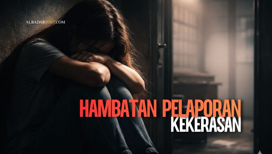 Korban kekerasan seksual duduk termenung di ruang gelap, menggambarkan ketakutan dan hambatan melapor ke aparat hukum.