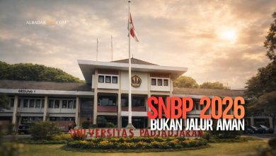 Siswa SMA berdiskusi dengan orang tua menyiapkan strategi pendaftaran SNBP 2026 di rumah