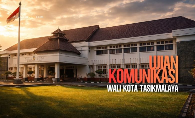 Suasana Balai Kota Tasikmalaya dengan spanduk kritik sebagai simbol kekecewaan publik terhadap komunikasi kepemimpinan wali kota.
