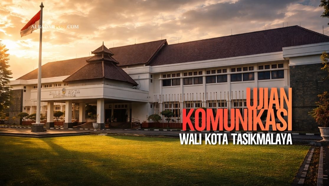 Suasana Balai Kota Tasikmalaya dengan spanduk kritik sebagai simbol kekecewaan publik terhadap komunikasi kepemimpinan wali kota.