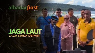 Kegiatan bersih-bersih Pantai Pangandaran bersama Kapolda Jabar, Bupati, Susi Pudjiastuti, dan masyarakat menjaga kebersihan pesisir.