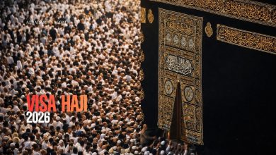 Ilustrasi jamaah haji di Masjidil Haram dengan latar Ka'bah, menggambarkan proses penerbitan visa haji Arab Saudi 2026 lebih awal.