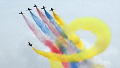 Ribuan pengunjung memadati Singapore Airshow 2026 dengan latar pesawat tempur dan komersial, mencerminkan kebangkitan industri penerbangan Asia.