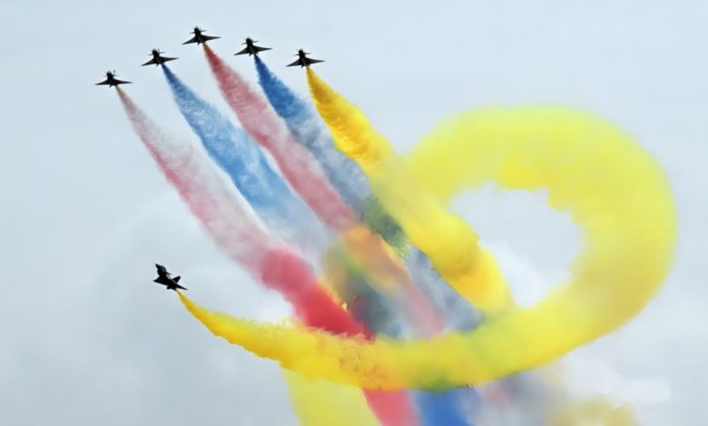 Ribuan pengunjung memadati Singapore Airshow 2026 dengan latar pesawat tempur dan komersial, mencerminkan kebangkitan industri penerbangan Asia.