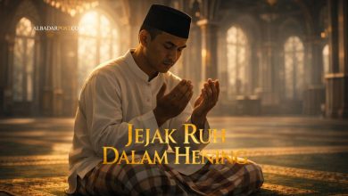 Ilustrasi siluet wanita berkerudung hitam duduk berdoa di atas sajadah, menundukkan kepala sambil menangis, melambangkan keikhlasan amal dan bahaya riya dalam ibadah.