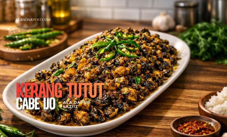 Kerang tutut cabe ijo pedas gurih dengan irisan cabai hijau dan tomat, disajikan hangat dalam wajan tradisional.