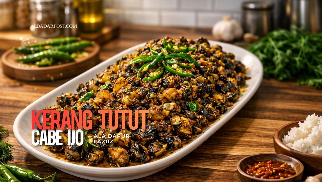 Kerang tutut cabe ijo pedas gurih dengan irisan cabai hijau dan tomat, disajikan hangat dalam wajan tradisional.