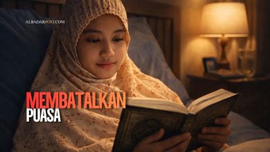 Ilustrasi muslim sedang membaca Al-Qur’an saat Ramadhan dengan cahaya lembut, simbol memahami hukum puasa.