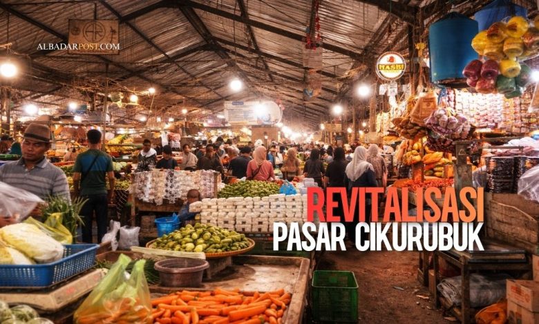 Foto aktivitas pedagang dan pembeli di Pasar Cikurubuk dengan latar bangunan kios tradisional, simbol ekonomi kerakyatan.