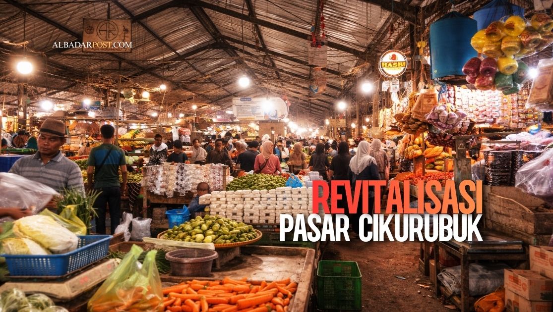 Foto aktivitas pedagang dan pembeli di Pasar Cikurubuk dengan latar bangunan kios tradisional, simbol ekonomi kerakyatan.