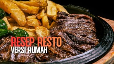 Steak, pasta creamy, dan ayam mentega sebagai contoh masakan resto rumahan yang tampak mewah namun dibuat di dapur rumah.