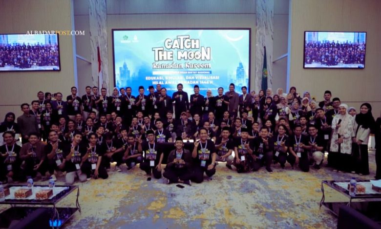 Kreator konten muda mengikuti pelatihan observasi hilal bersama Kemenag menggunakan teleskop dan materi astronomi.