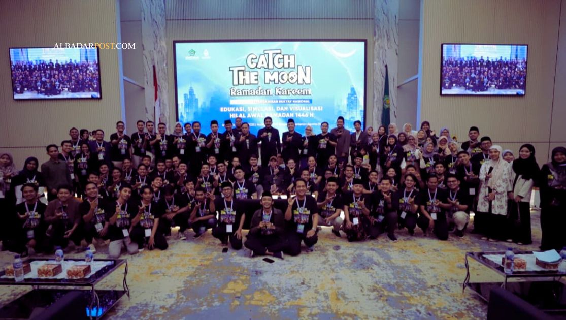 Kreator konten muda mengikuti pelatihan observasi hilal bersama Kemenag menggunakan teleskop dan materi astronomi.