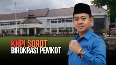 Ilustrasi Gedung Balai Kota Tasikmalaya dengan nuansa serius menggambarkan dinamika birokrasi dan kepemimpinan daerah.
