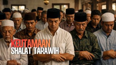 Umat Islam melaksanakan shalat tarawih Ramadan berjamaah di masjid pada malam hari dengan saf yang rapat dan suasana khusyuk.
