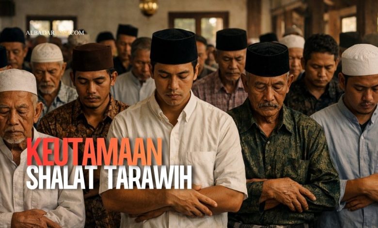 Umat Islam melaksanakan shalat tarawih Ramadan berjamaah di masjid pada malam hari dengan saf yang rapat dan suasana khusyuk.