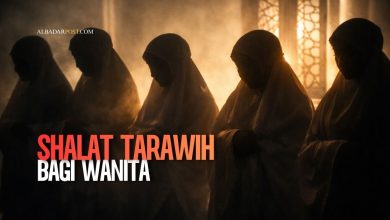 Ilustrasi wanita muslimah melaksanakan salat tarawih di rumah dengan mukena putih dalam suasana Ramadan yang khusyuk.