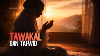 Ilustrasi seseorang berdoa dengan latar langit senja melambangkan tawakal dan tafwid kepada Allah.