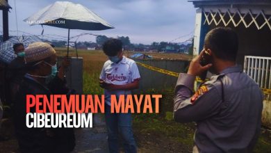 Petugas kepolisian memasang garis polisi di lokasi Penemuan Mayat Cibeureum, Perum Bumi Kersanagara, Tasikmalaya.