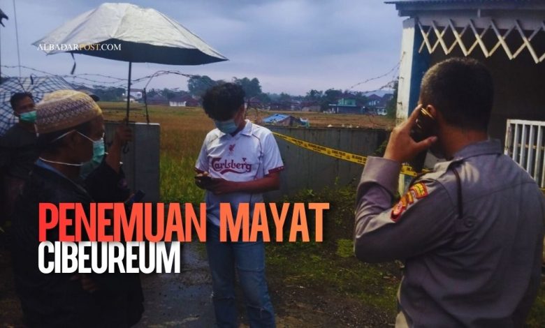 Petugas kepolisian memasang garis polisi di lokasi Penemuan Mayat Cibeureum, Perum Bumi Kersanagara, Tasikmalaya.