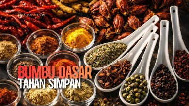 Ilustrasi bumbu dasar putih, merah, dan kuning dalam wadah kaca untuk stok 10 masakan di kulkas.