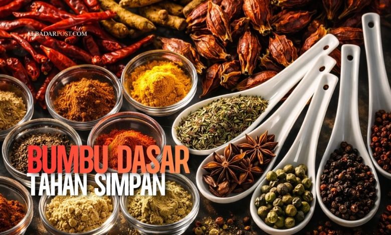 Ilustrasi bumbu dasar putih, merah, dan kuning dalam wadah kaca untuk stok 10 masakan di kulkas.