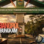 Ilustrasi kantor pemerintahan dengan berkas anggaran dan simbol transparansi swakelola Kesbangpol Tasikmalaya.