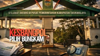 Ilustrasi kantor pemerintahan dengan berkas anggaran dan simbol transparansi swakelola Kesbangpol Tasikmalaya.