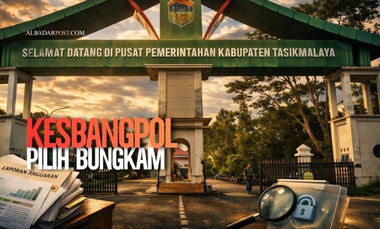 Ilustrasi kantor pemerintahan dengan berkas anggaran dan simbol transparansi swakelola Kesbangpol Tasikmalaya.