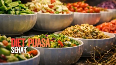 Ilustrasi catering diet rumahan dengan piring seimbang berisi nasi merah, ayam panggang, dan sayuran saat bulan puasa.