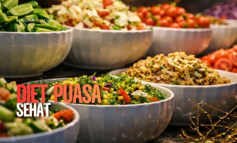 Ilustrasi catering diet rumahan dengan piring seimbang berisi nasi merah, ayam panggang, dan sayuran saat bulan puasa.