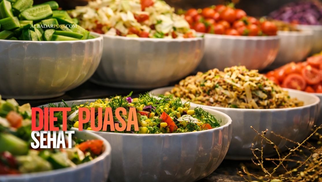 Ilustrasi catering diet rumahan dengan piring seimbang berisi nasi merah, ayam panggang, dan sayuran saat bulan puasa.