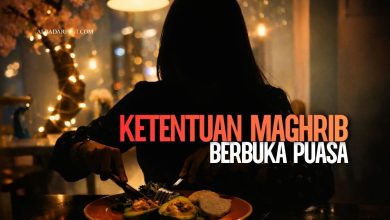 Umat Islam menunggu adzan Maghrib sesuai ketentuan maghrib menurut MUI sebelum berbuka puasa Ramadan.