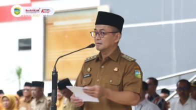 Bupati Tasikmalaya menyerahkan penghargaan atlet Tasikmalaya dalam apel gabungan di Lapangan Setda 2026