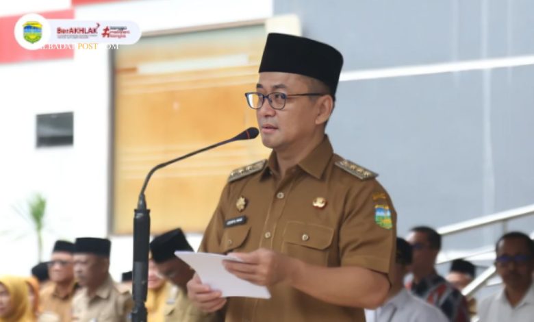 Bupati Tasikmalaya menyerahkan penghargaan atlet Tasikmalaya dalam apel gabungan di Lapangan Setda 2026