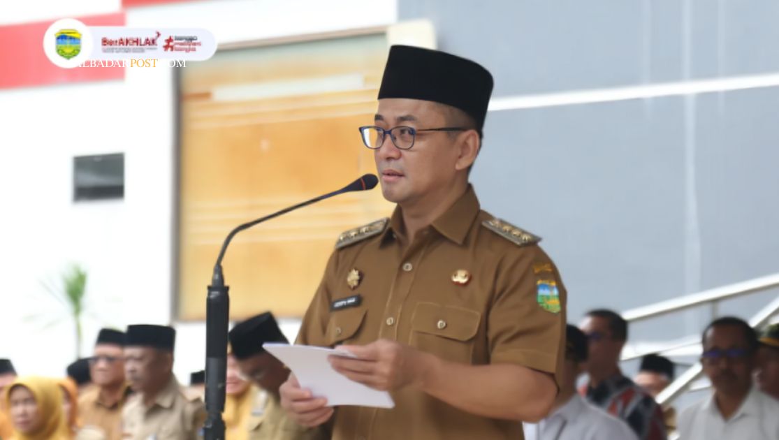 Bupati Tasikmalaya menyerahkan penghargaan atlet Tasikmalaya dalam apel gabungan di Lapangan Setda 2026