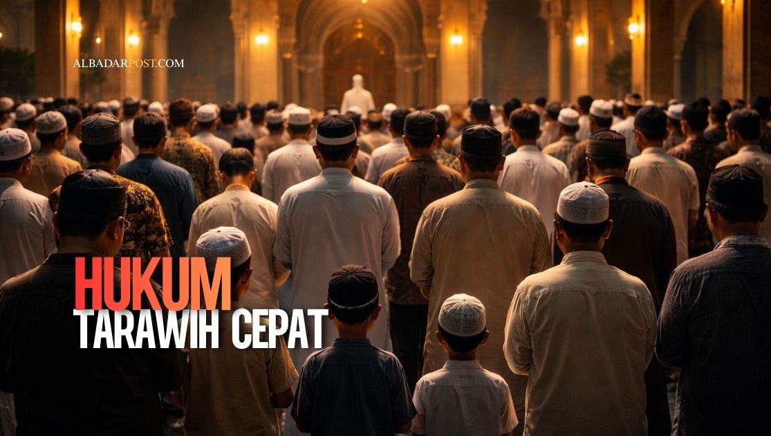 Fenomena salat Tarawih cepat di masjid saat Ramadan dengan jamaah berdiri rapat mengikuti imam.