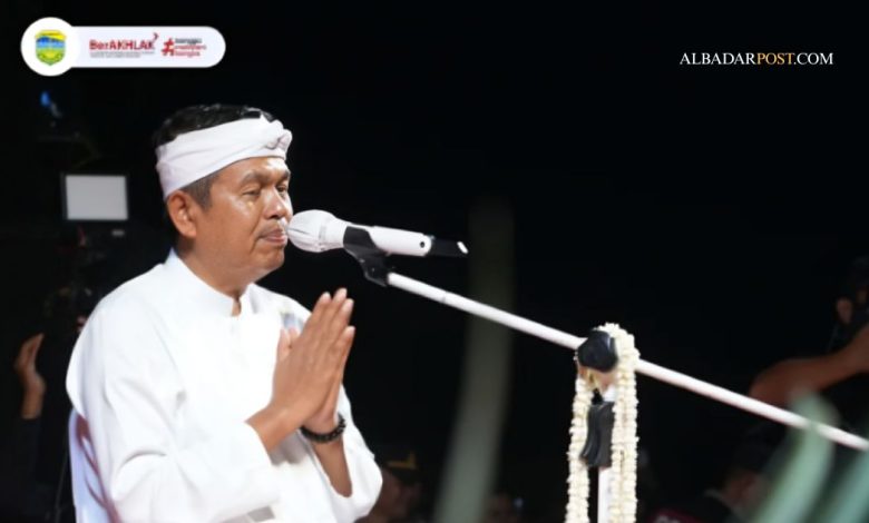 Dedi Mulyadi menjelaskan definisi gubernur religius saat Safari Ramadan di Tasikmalaya di hadapan masyarakat.