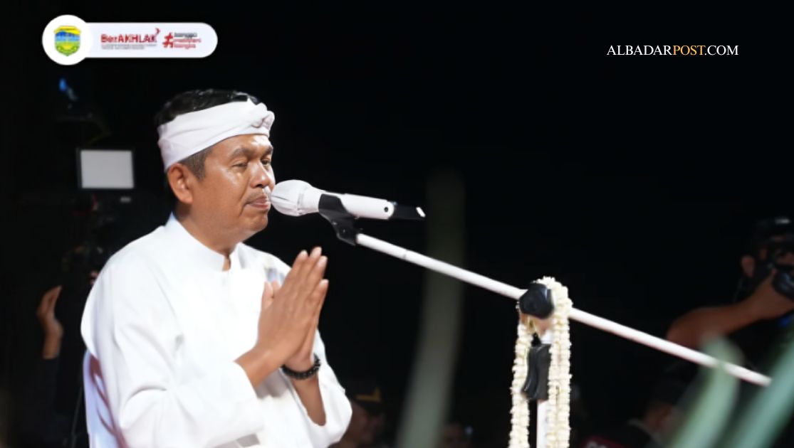 Dedi Mulyadi menjelaskan definisi gubernur religius saat Safari Ramadan di Tasikmalaya di hadapan masyarakat.