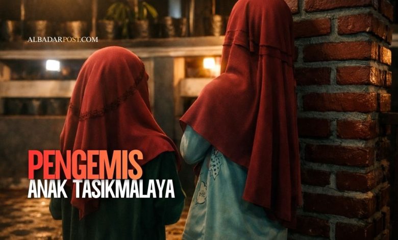 Anak perempuan berhijab berdiri di trotoar pusat Kota Tasikmalaya pada malam hari, kisah pengemis anak Tasikmalaya yang viral.
