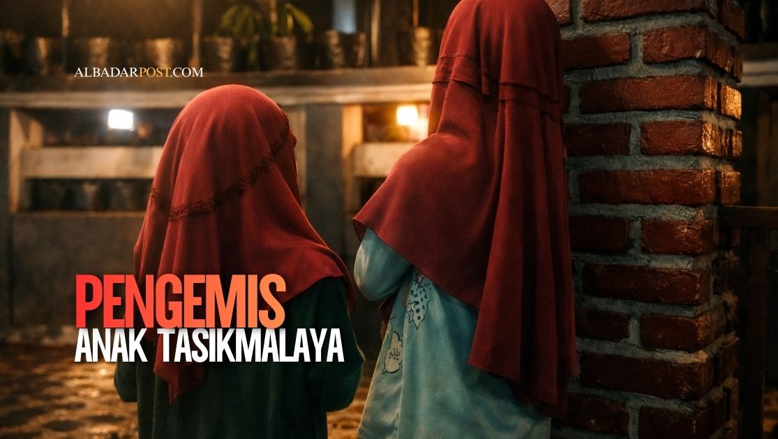 Anak perempuan berhijab berdiri di trotoar pusat Kota Tasikmalaya pada malam hari, kisah pengemis anak Tasikmalaya yang viral.