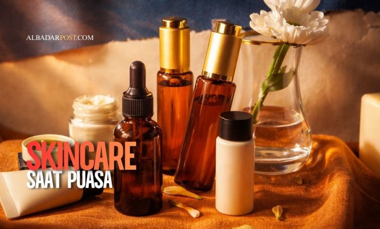 Ilustrasi wanita memakai skincare dan lip balm saat puasa dengan ekspresi ragu di depan cermin.