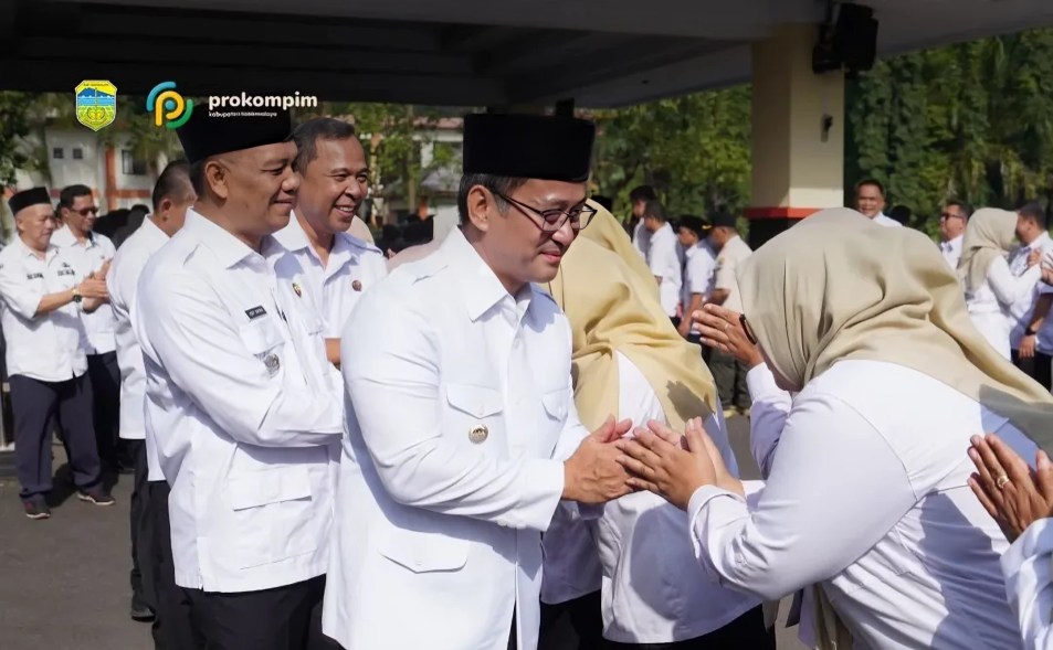 Bupati Tasikmalaya Cecep Nurul Yakin memimpin apel pagi dan halal bihalal Pemkab Tasikmalaya setelah Idulfitri 1447 H.