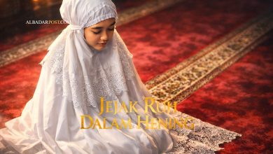 Ilustrasi seseorang sedang salat dengan suasana hening sebagai simbol rahasia salat dan pembersihan hati menurut Syekh Athoillah.