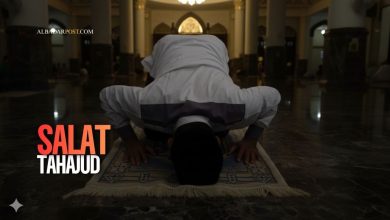 Ilustrasi seorang muslim melaksanakan salat tahajud di sepertiga malam dengan suasana tenang dan cahaya lembut yang melambangkan kekhusyukan ibadah malam.